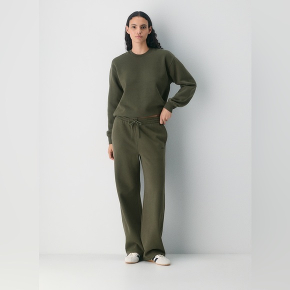 Aritzia Pants - Aritzia Cozy Sweatfleece Boyfriend Sweatpant